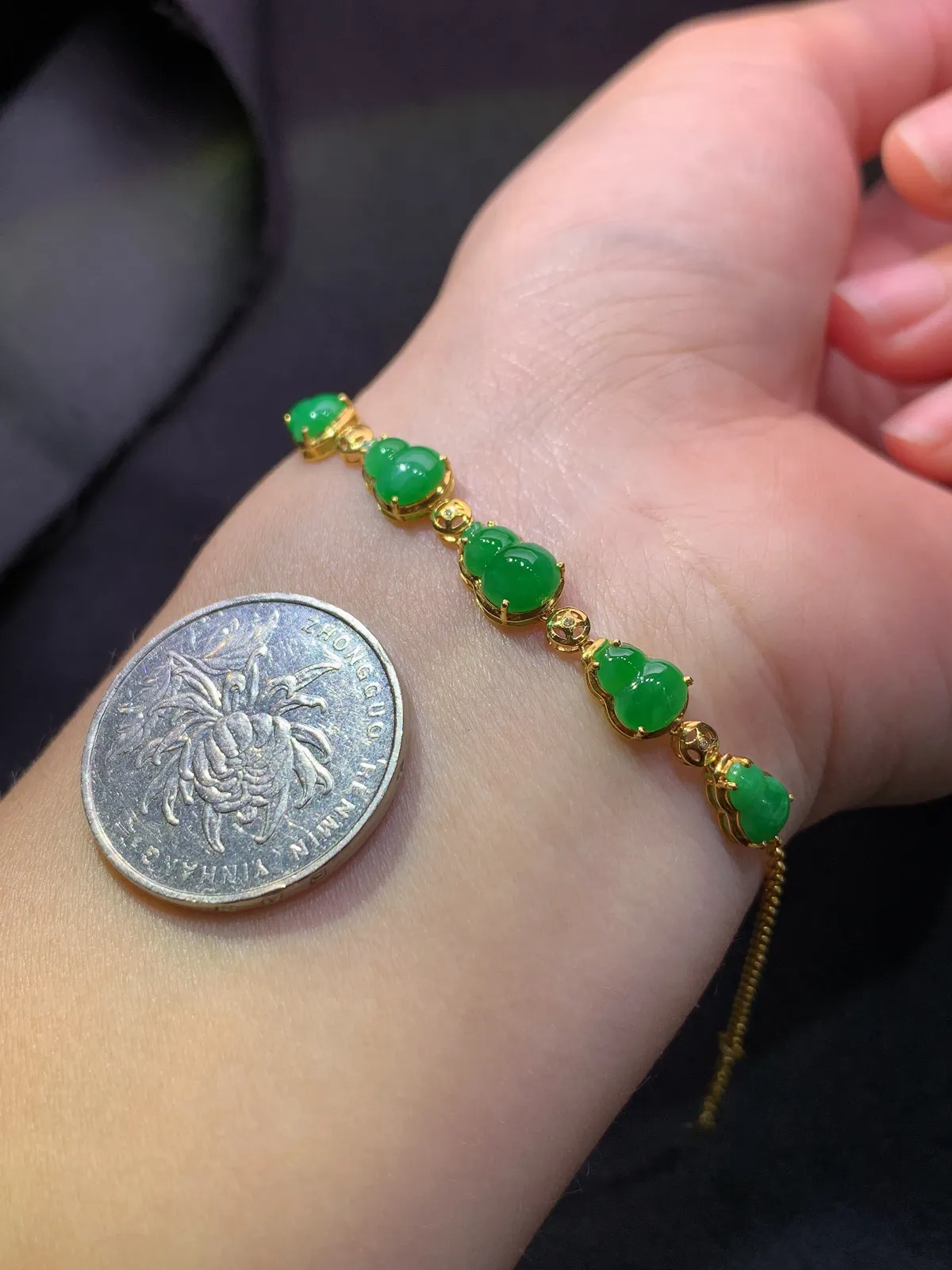 阳绿葫芦手链，18k金镶嵌，简约精致，冰润色阳，种水足 尺寸8.1*5.9*2.3