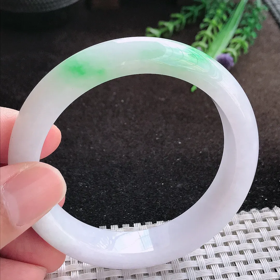 天然a货翡翠57.5/13.3/8.7老坑温润飘阳绿白底青手镯宽边翡翠玉镯美人镯