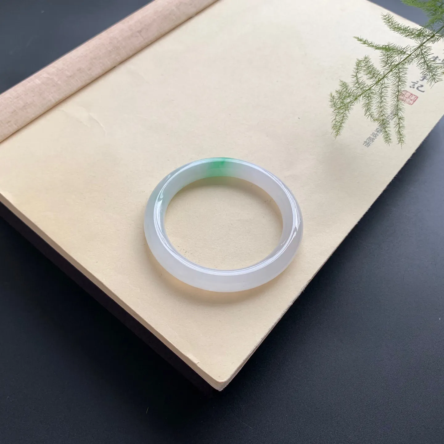 52圈口冰飘绿圆条手镯 尺寸：52-9，无纹裂，水润透亮，优雅迷人