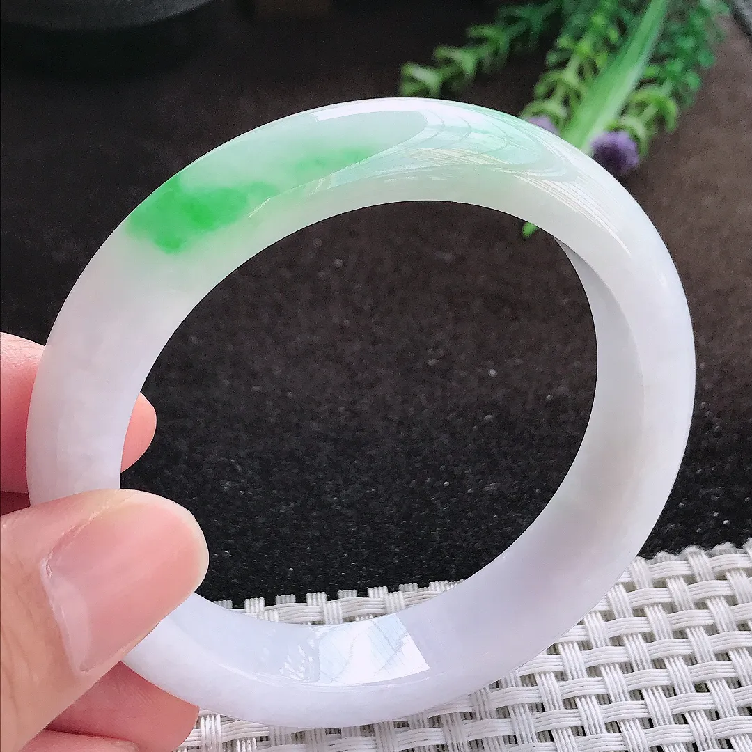 天然a货翡翠57.5/13.3/8.7老坑温润飘阳绿白底青手镯宽边翡翠玉镯美人镯