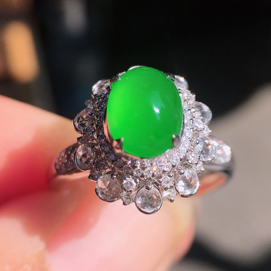 阳绿蛋面戒指，色泽均匀艳丽，玉质细腻，荧光感超
强，饱满圆润，尽显优雅气质，18k
金豪华镶嵌