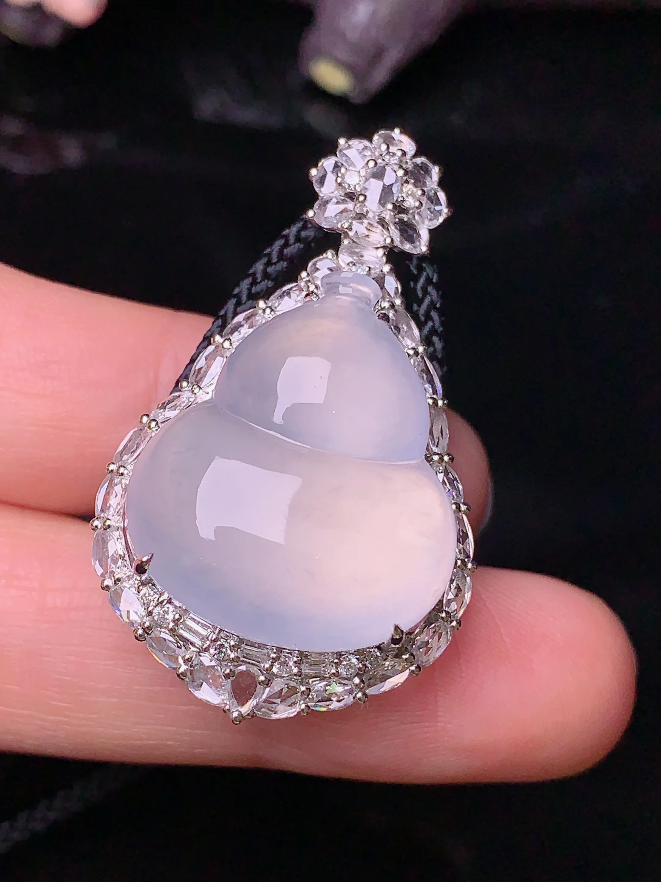 18k金钻镶嵌冰种葫芦吊坠 玉质细腻 色泽清新艳丽 整体尺寸38*22.7*12.8