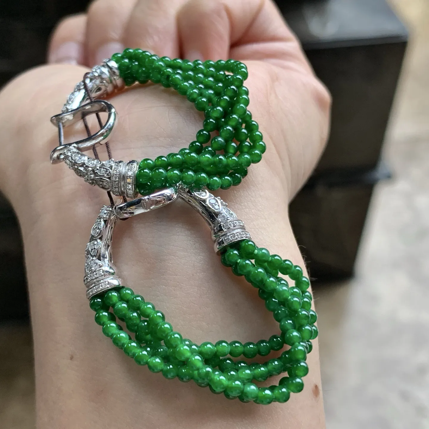 金钻镶嵌辣绿色珠珠耳坠^_^颜色浓郁 鲜艳