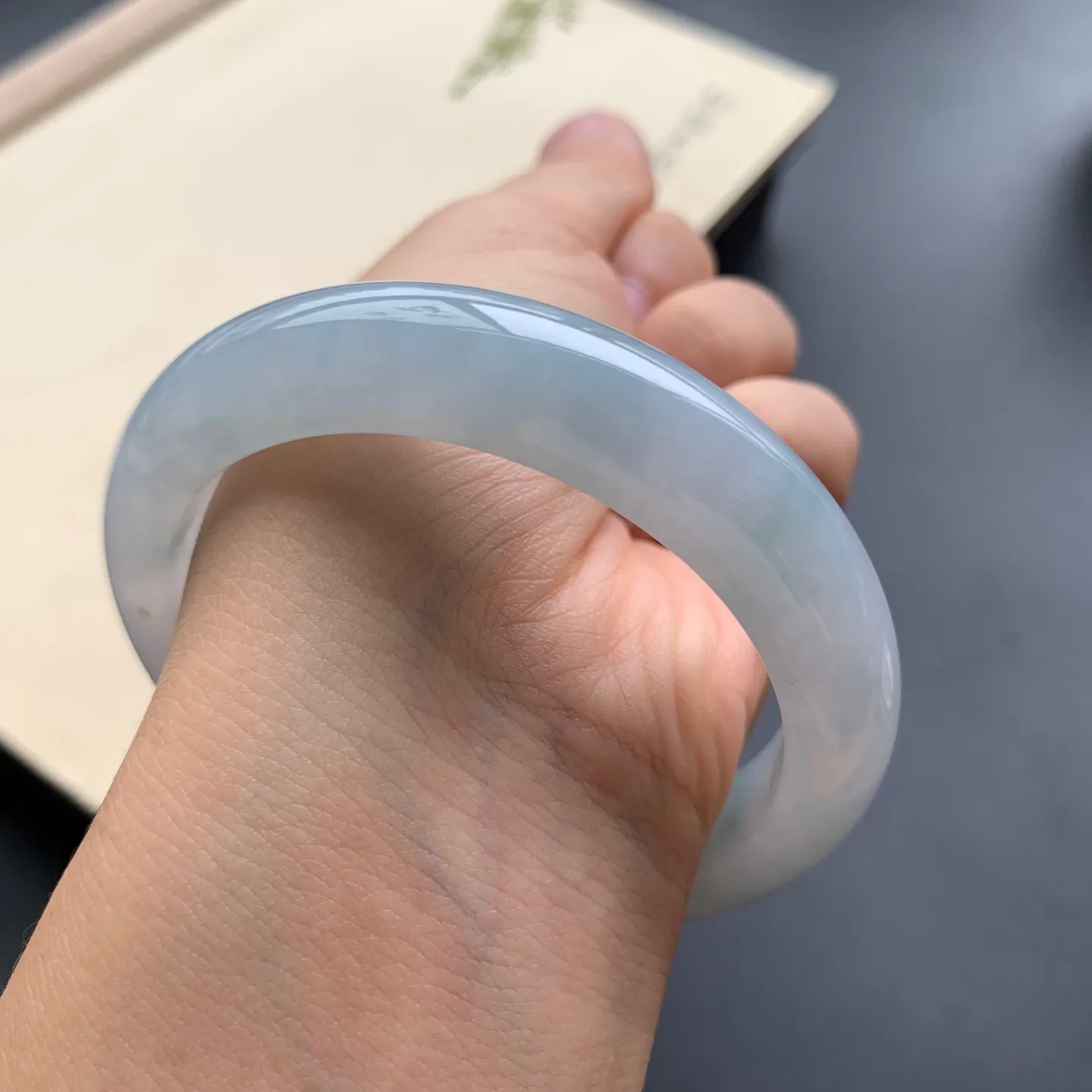 55圈口飘绿正圈手镯 尺寸：55-12.2-8.3，无纹裂，细腻光滑，清爽干净