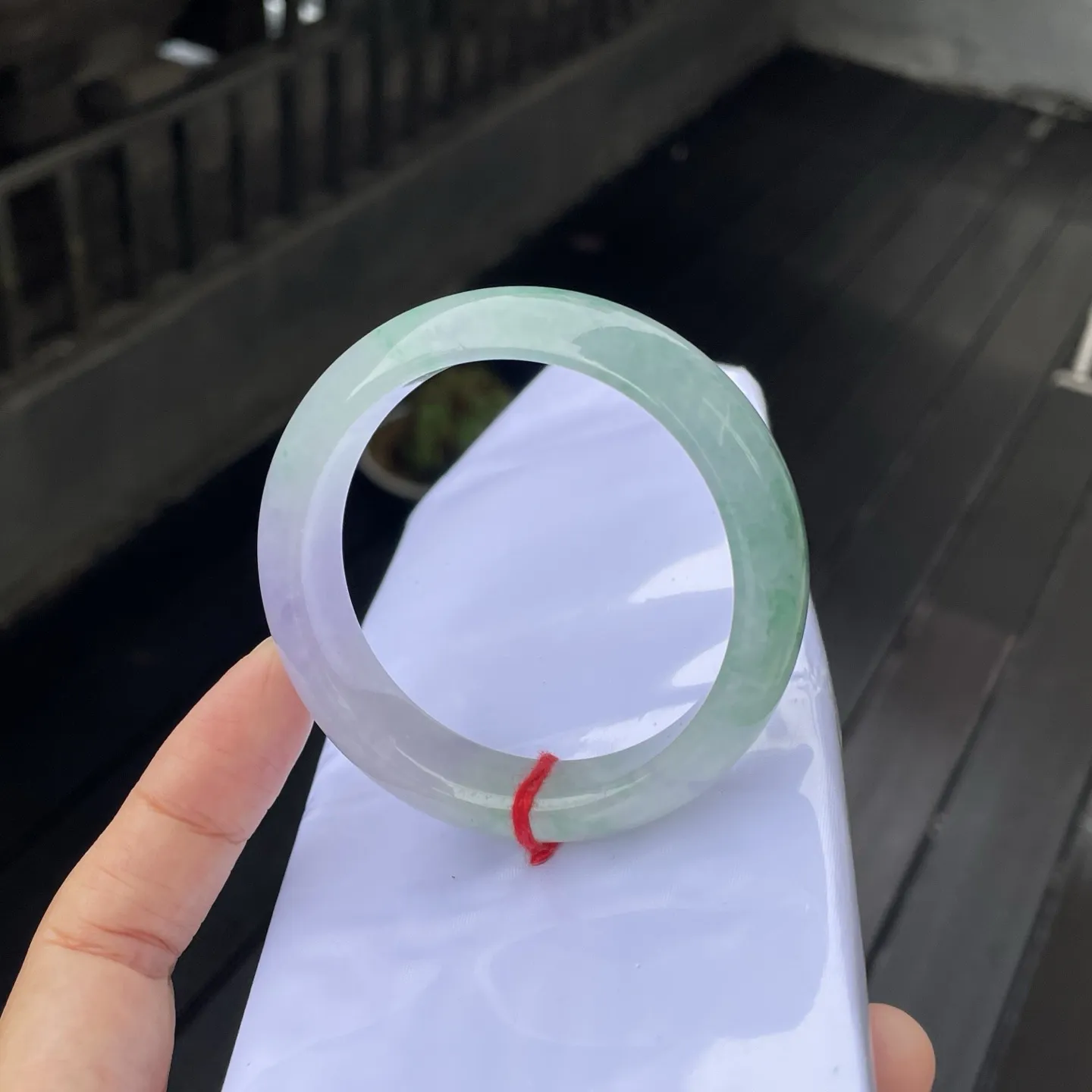 54圈口
春彩，仙仙的紫与翠绿相间，宛若山间升腾的薄雾，轻盈地萦绕在镯身，灵动又富有生机