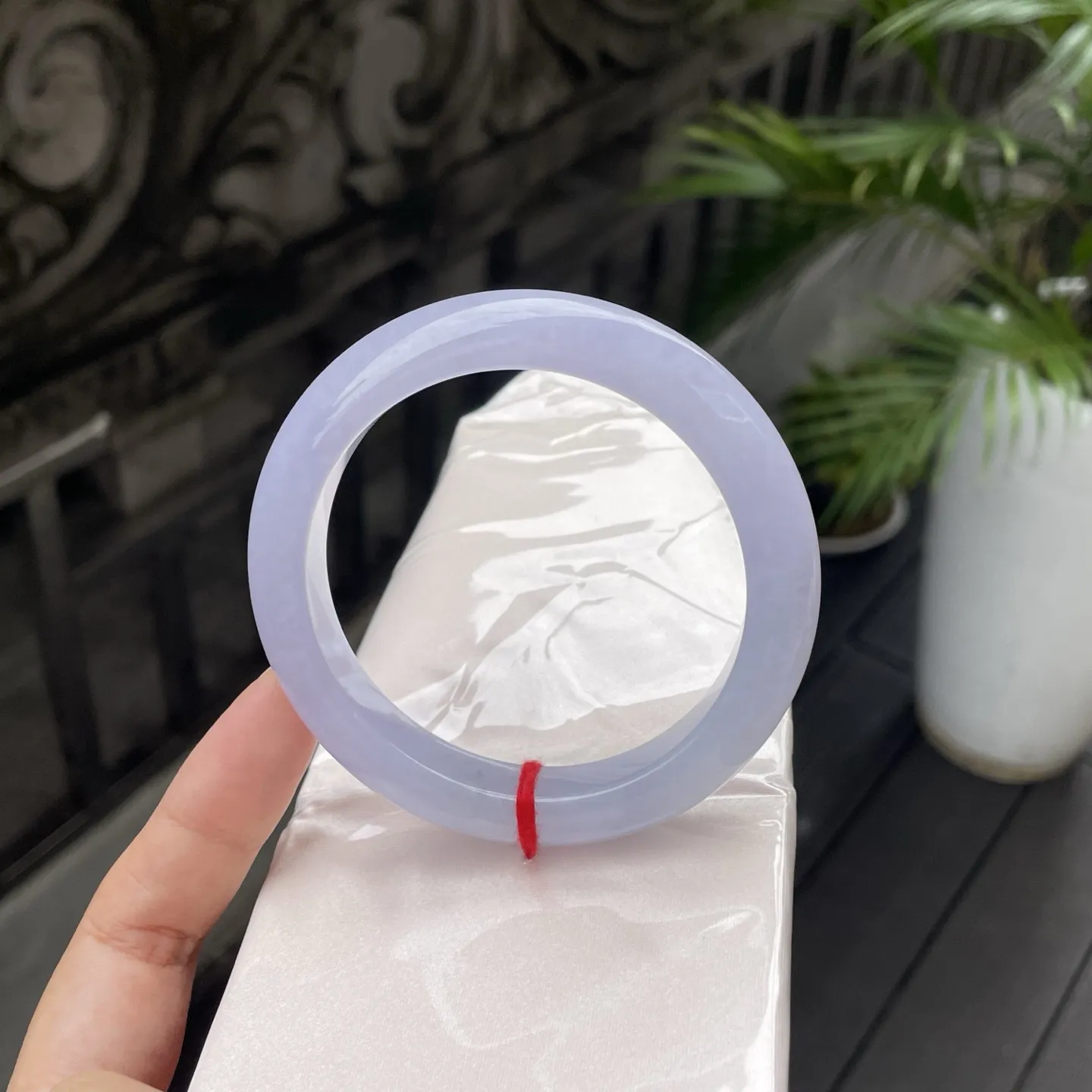 60+圈口
紫底，似将暮色时分天际那抹柔淡的紫，凝萃于玉石之中，莹润剔透