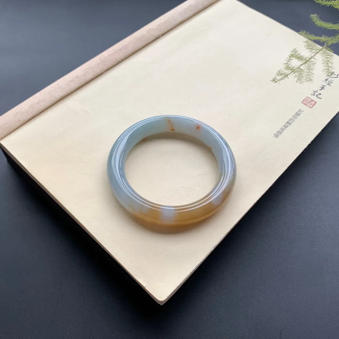 61.5圈口黄翡圆条手镯 尺寸：61.5-12.6-11.5，无纹裂，细腻光滑，色泽亮丽