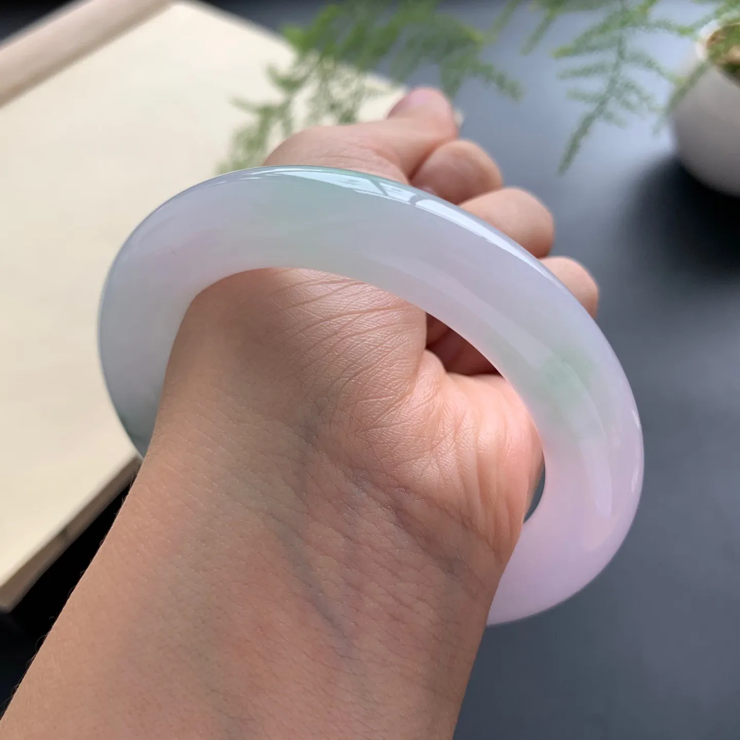 56圈口飘花圆条手镯 尺寸：56-11.3-11.8，无纹裂，细腻光滑，清爽干净