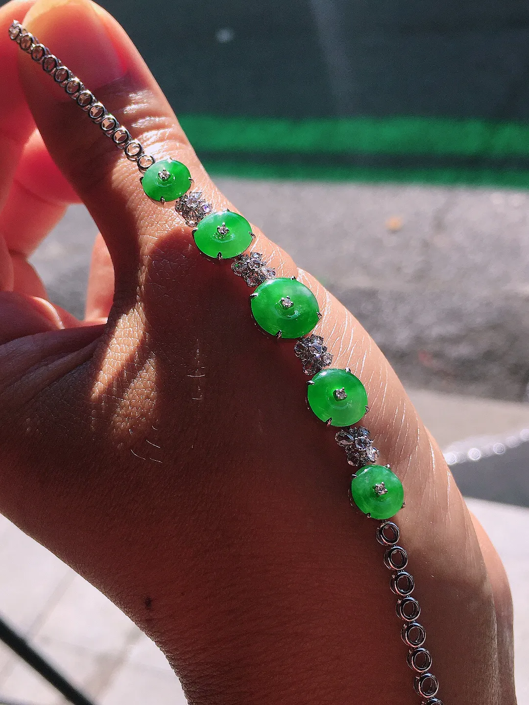 阳绿平安扣手链，色泽均匀艳丽，玉质细腻，荧光感超
强，饱满圆润，尽显优雅气质，18k
金豪华镶嵌