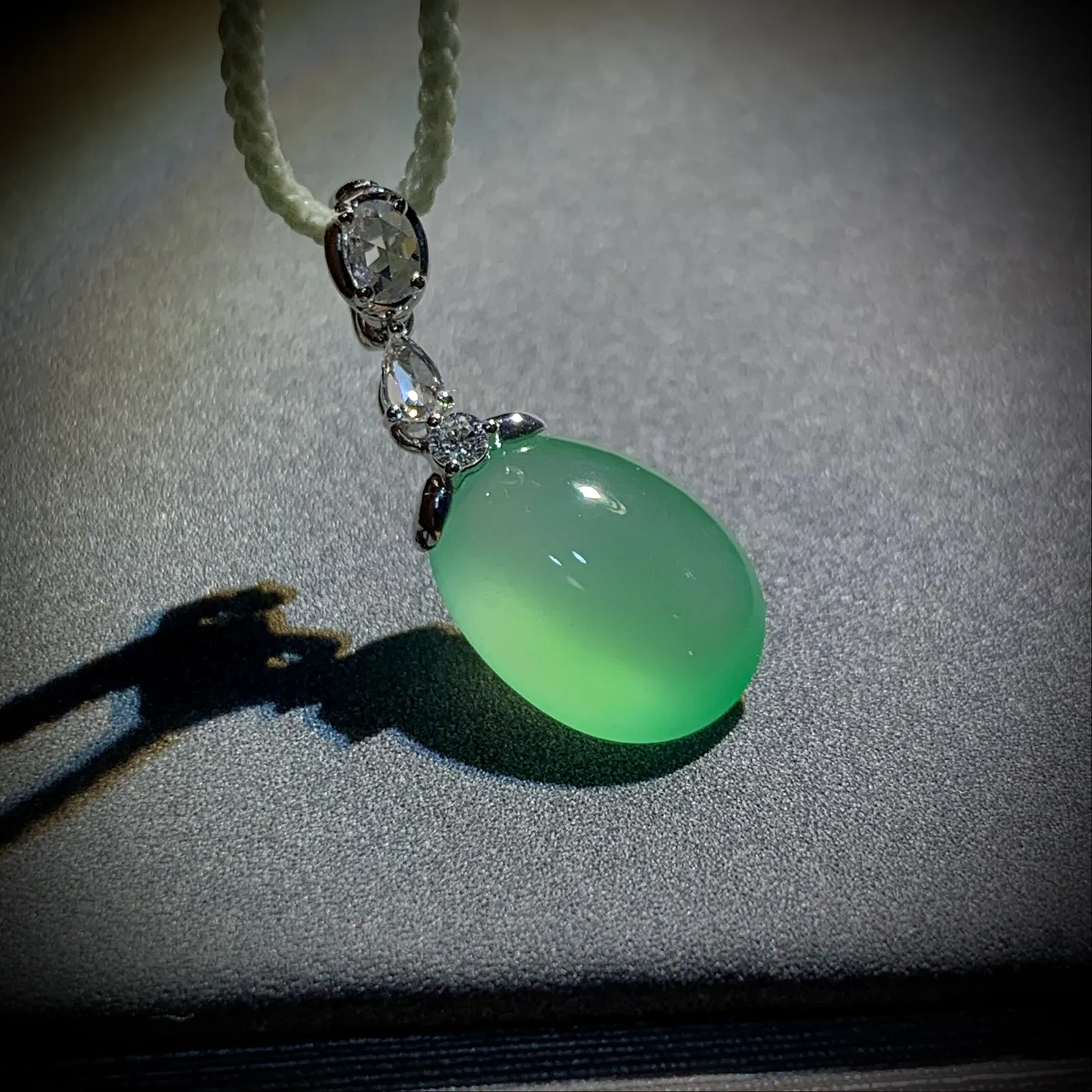 精致小福瓜，裸石约13-10-5mm，
18K金，南非钻，