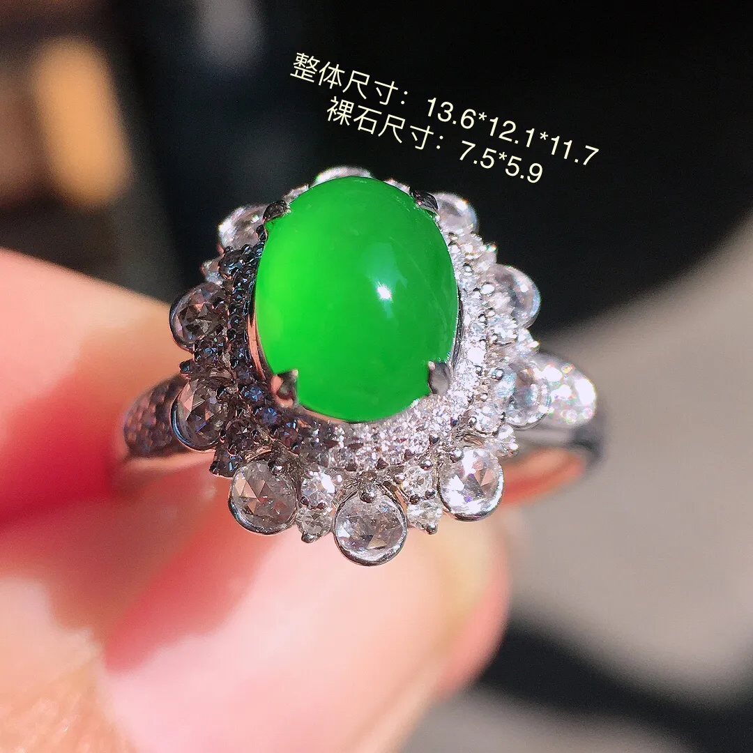 阳绿蛋面戒指，色泽均匀艳丽，玉质细腻，荧光感超
强，饱满圆润，尽显优雅气质，18k
金豪华镶嵌