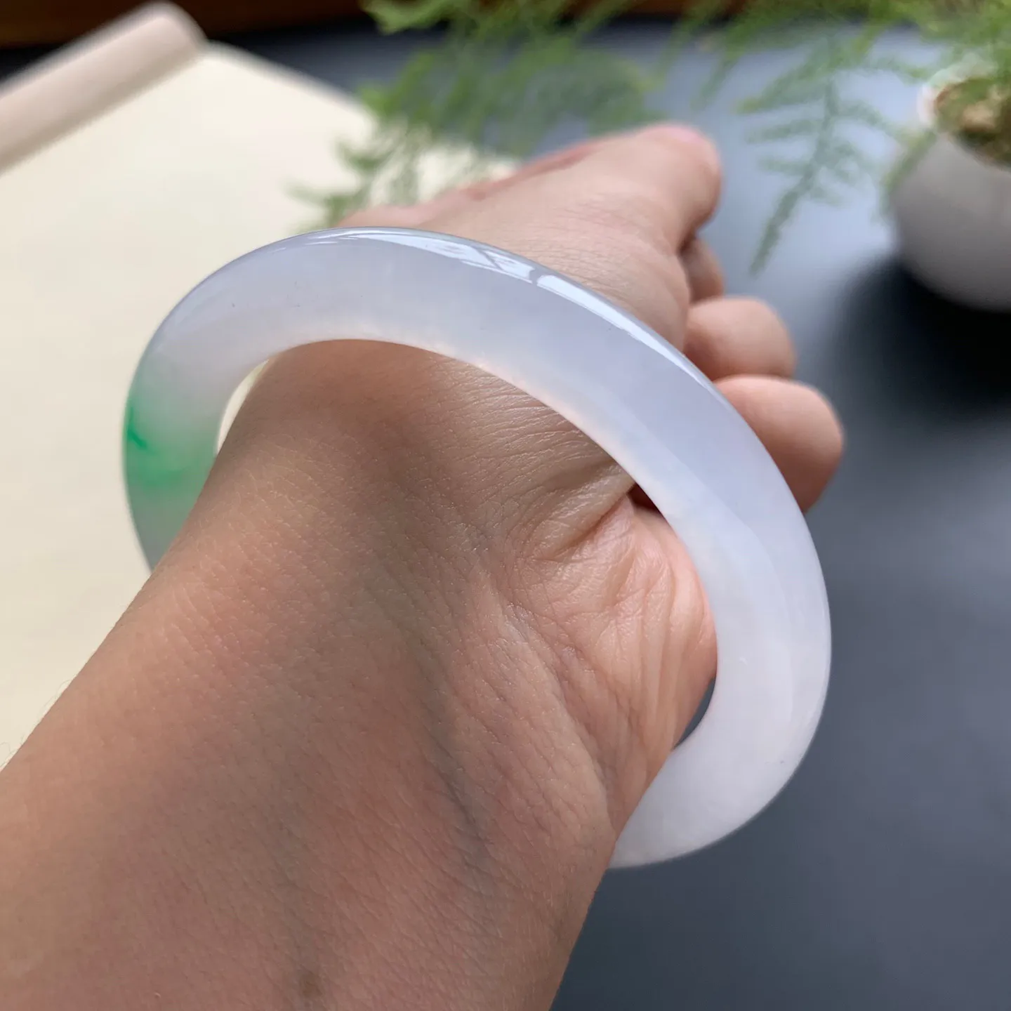 52圈口冰飘绿圆条手镯 尺寸：52-9，无纹裂，水润透亮，优雅迷人