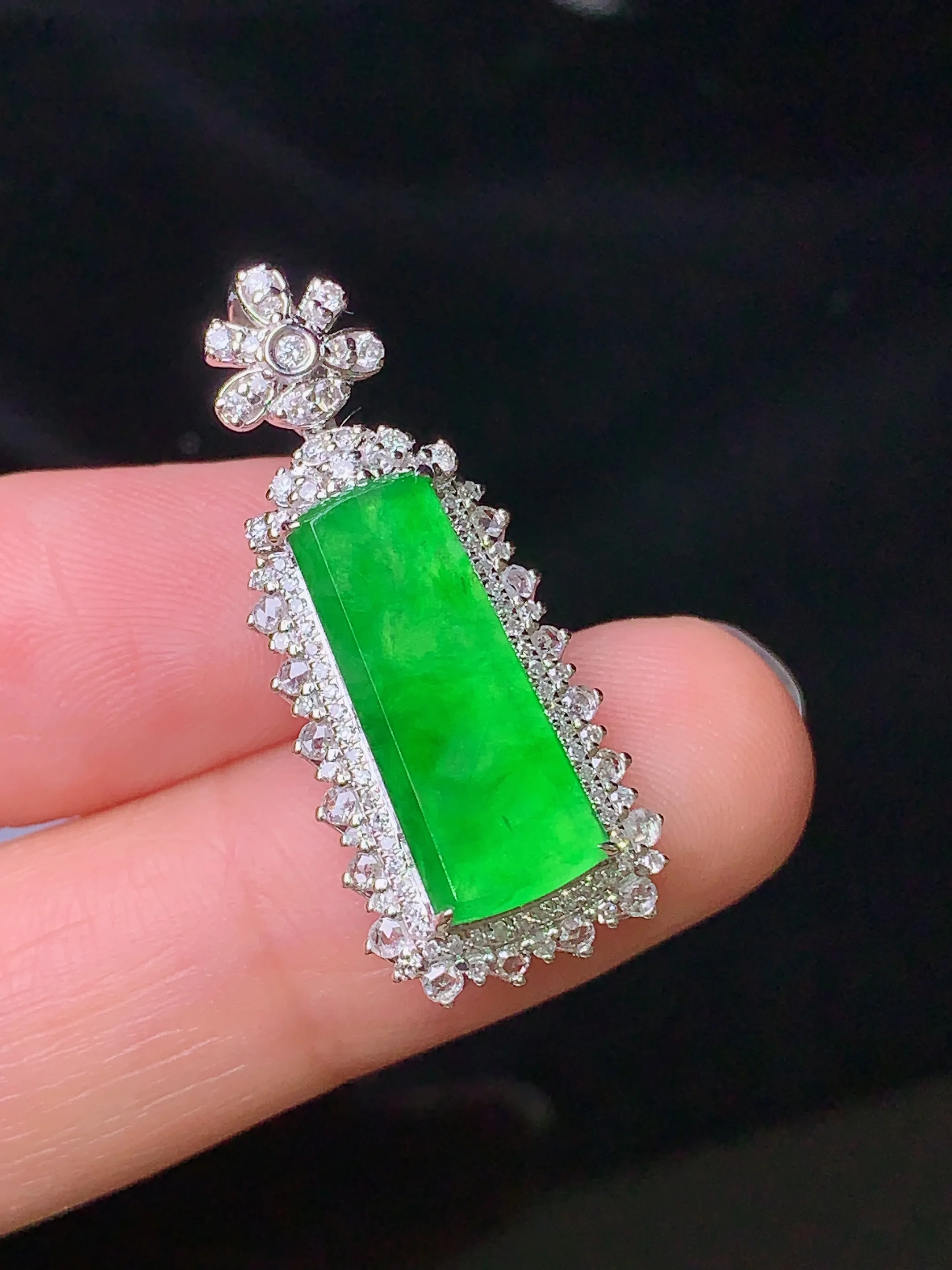 18k金钻镶嵌翠绿无事牌吊坠 玉质细腻 色泽清新艳丽 整体尺寸30.6*12.8*7.5