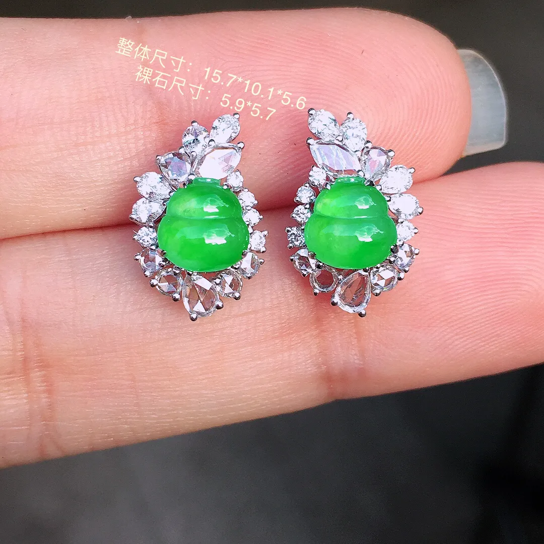阳绿葫芦耳钉，色泽均匀艳丽，玉质细腻，荧光感超
强，饱满圆润，尽显优雅气质，18k
金豪华镶嵌