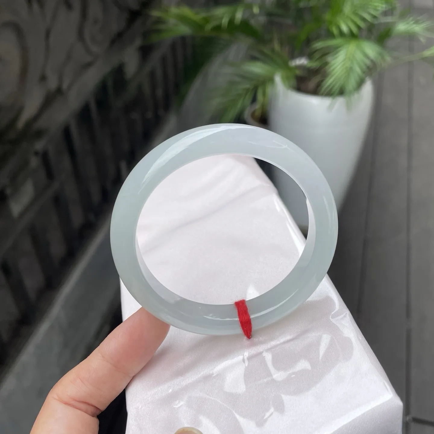 56+圈口
白月光，通透得像山涧里的清泉，淡青的底色清新脱俗，腕间一戴，仿佛连呼吸都带上了山间溪水