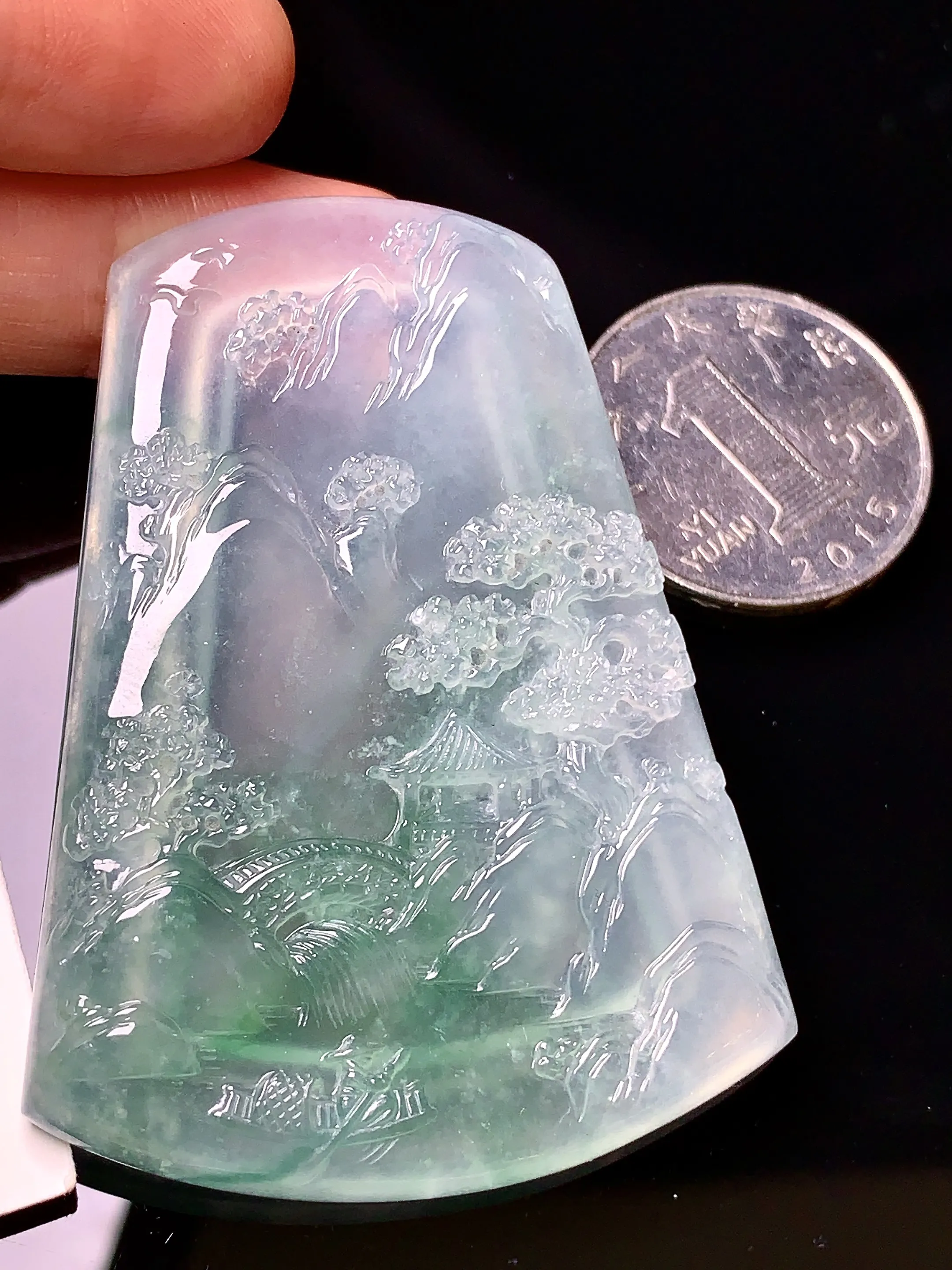 冰种飘绿山水牌子吊坠 玉质细腻 色泽清新艳丽 整体尺寸59.2*44.7*5.2