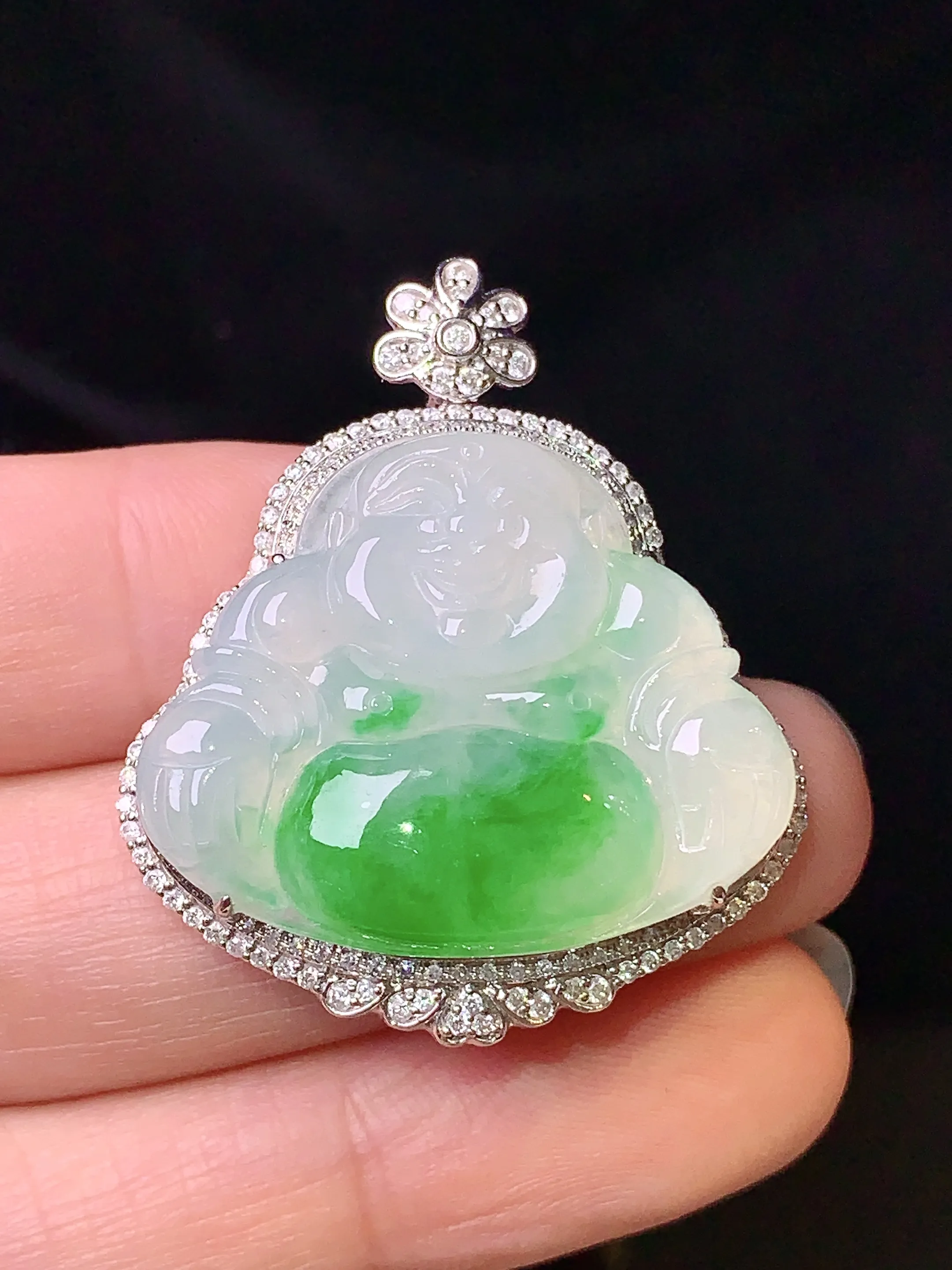 18k金钻镶嵌飘绿佛公吊坠 玉质细腻 色泽清新艳丽 整体尺寸35.2*30*9.6