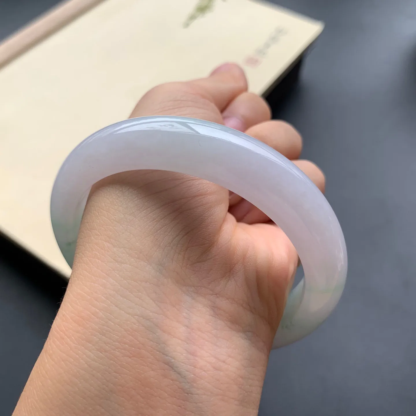 飘绿正圈手镯 尺寸：58.8-12.8-8.3，无纹裂，细腻光滑，清爽干净