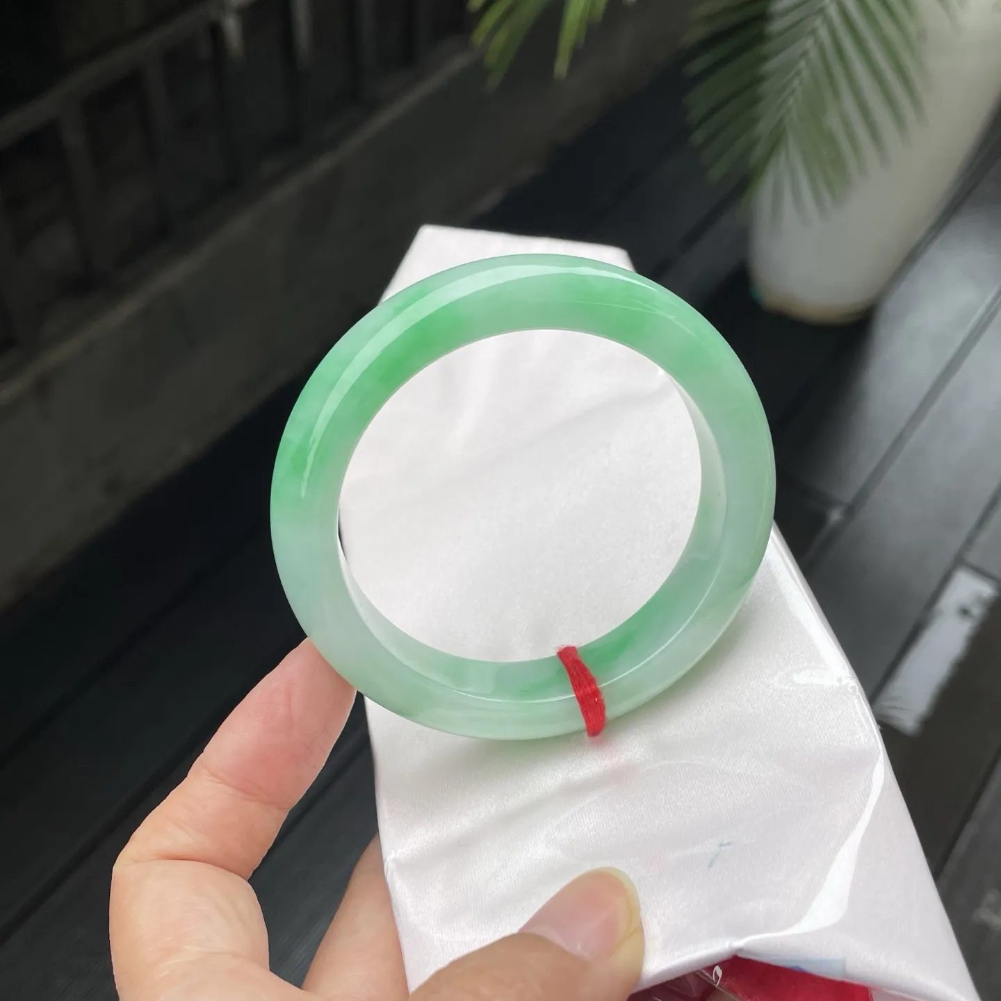 57圈口
带色，似一汪澄澈的春水，凝翠欲滴，在腕间流转出东方玉韵的温婉