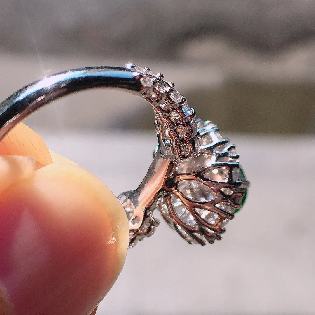 辣绿蛋面戒指，色泽均匀浓郁，玉质细腻，荧光感超
强，饱满圆润，尽显优雅气质，18k
金豪华镶嵌