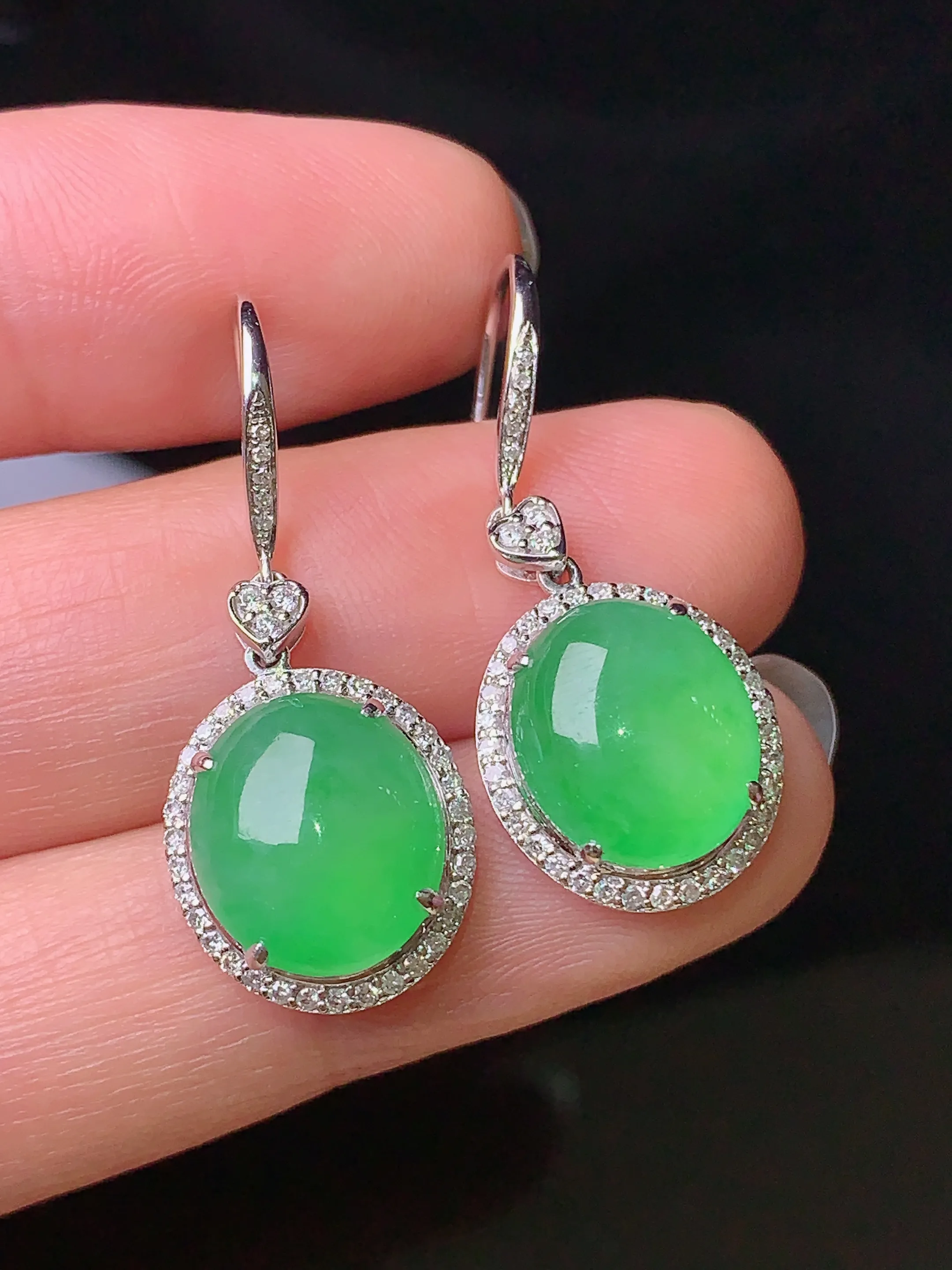 18k金钻镶嵌翠绿蛋面耳坠 玉质细腻 色泽清新艳丽 整体尺寸30*12.5*7.2