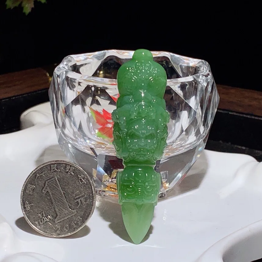 和田玉阳绿俄罗斯碧玉不动明王降魔杵挂件。尺寸64/19/16重20.8克。玉质细腻油润。手推出油。佩戴高端典雅。lt251104