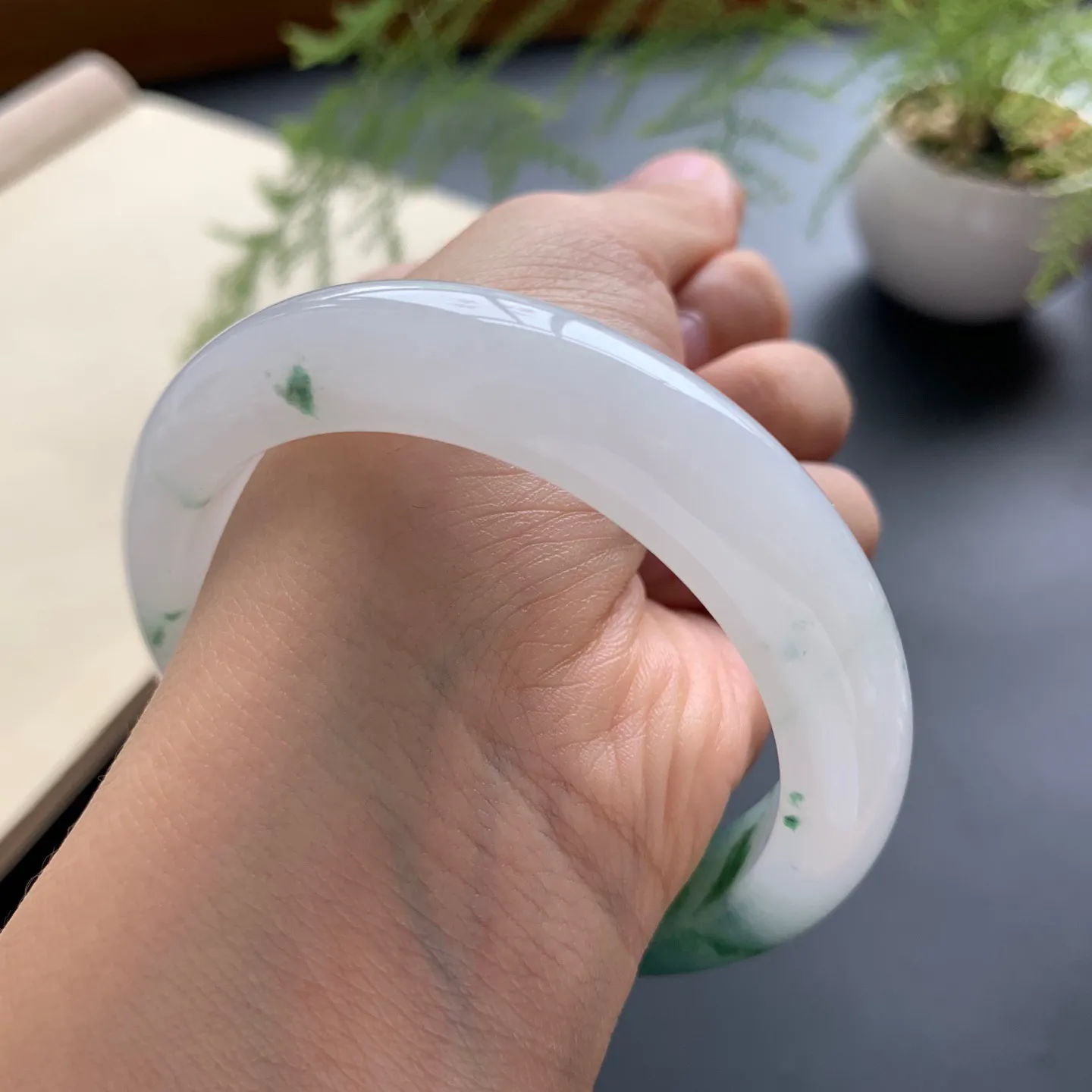 56圈口飘花正圈手镯 尺寸：56-13-9，无纹裂，花色浓郁，版型厚装