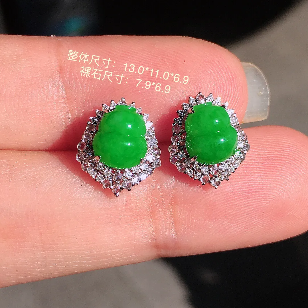 阳绿葫芦耳钉，色泽均匀艳丽，玉质细腻，荧光感超
强，饱满圆润，尽显优雅气质，18k
金豪华镶嵌