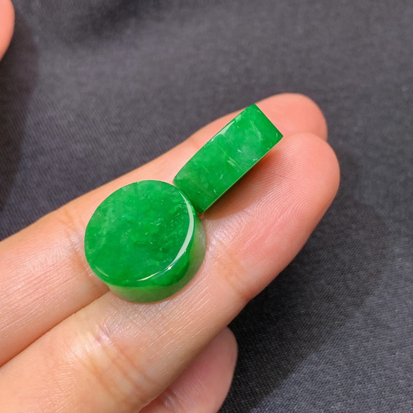 辣绿圆牌一对，镶嵌佳品，冰润色阳，种水足 尺寸15.3*6.1