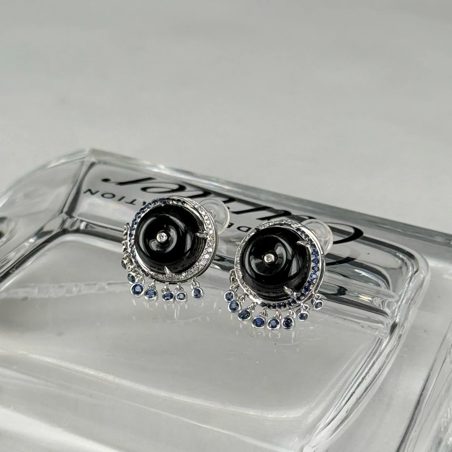 精品18k墨翠平安扣耳钉 种好色正 黑度极好 打灯通透 油性十足 尺寸13