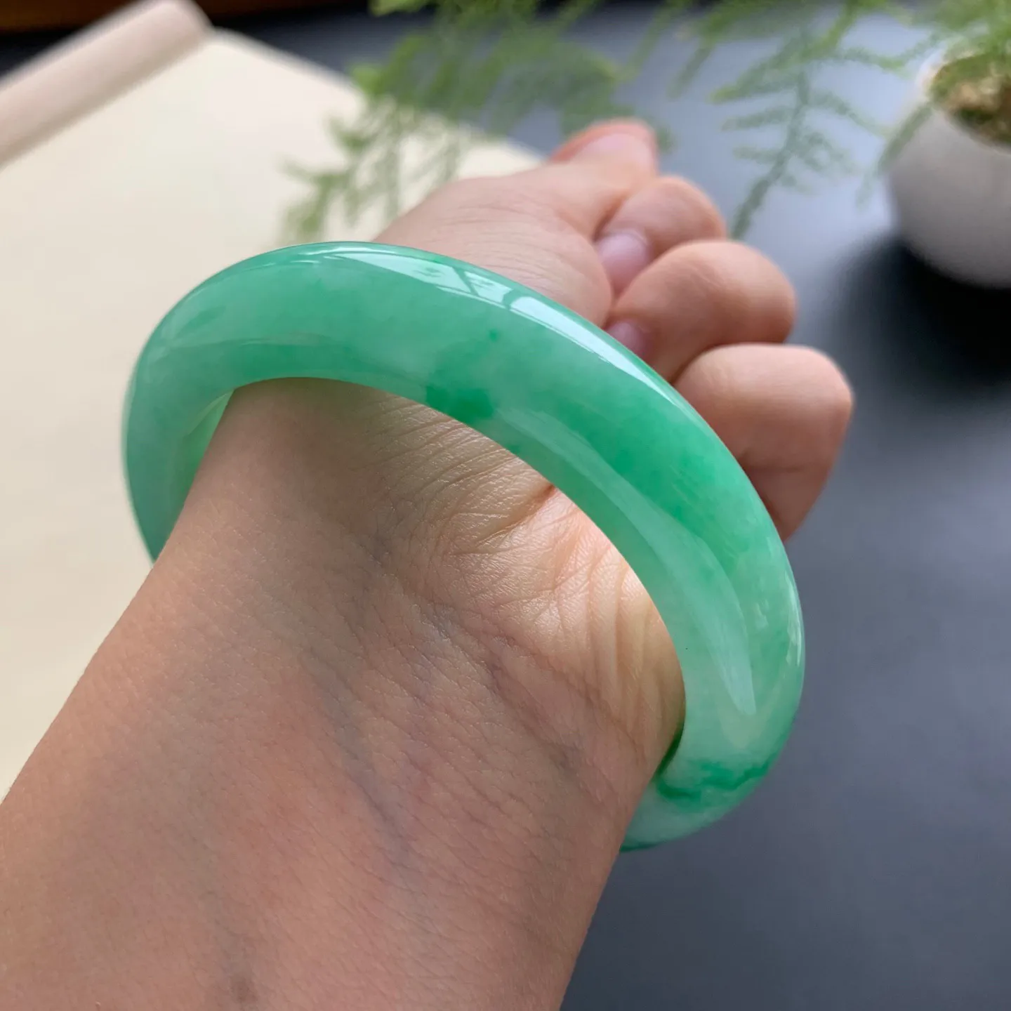 55圈口辣色正圈手镯 尺寸：55-12.5-8.8，无纹裂，细腻光滑，色辣靓丽