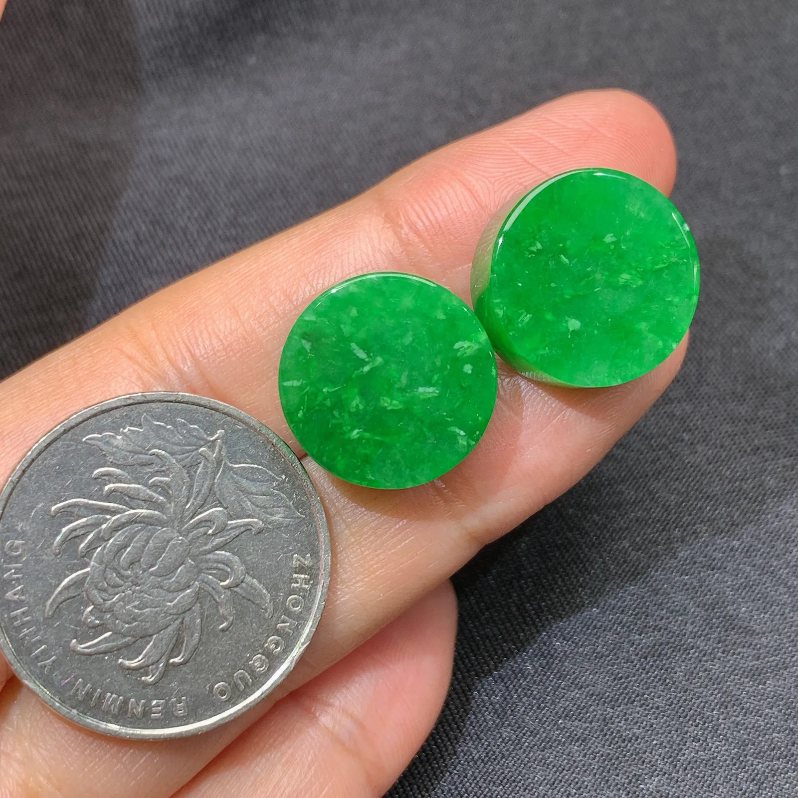 辣绿圆牌一对，镶嵌佳品，冰润色阳，种水足 尺寸15.3*6.1