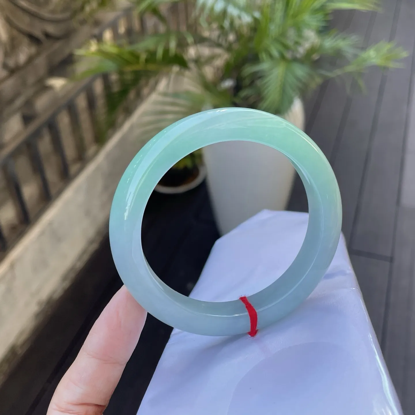 60圈口
带色，似将春日里那抹清新的嫩草色凝于环形，莹润透亮，