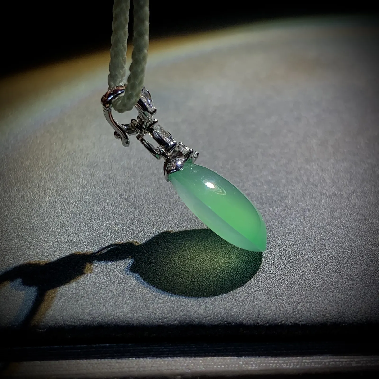 精致小福瓜，裸石约13-10-5mm，
18K金，南非钻，