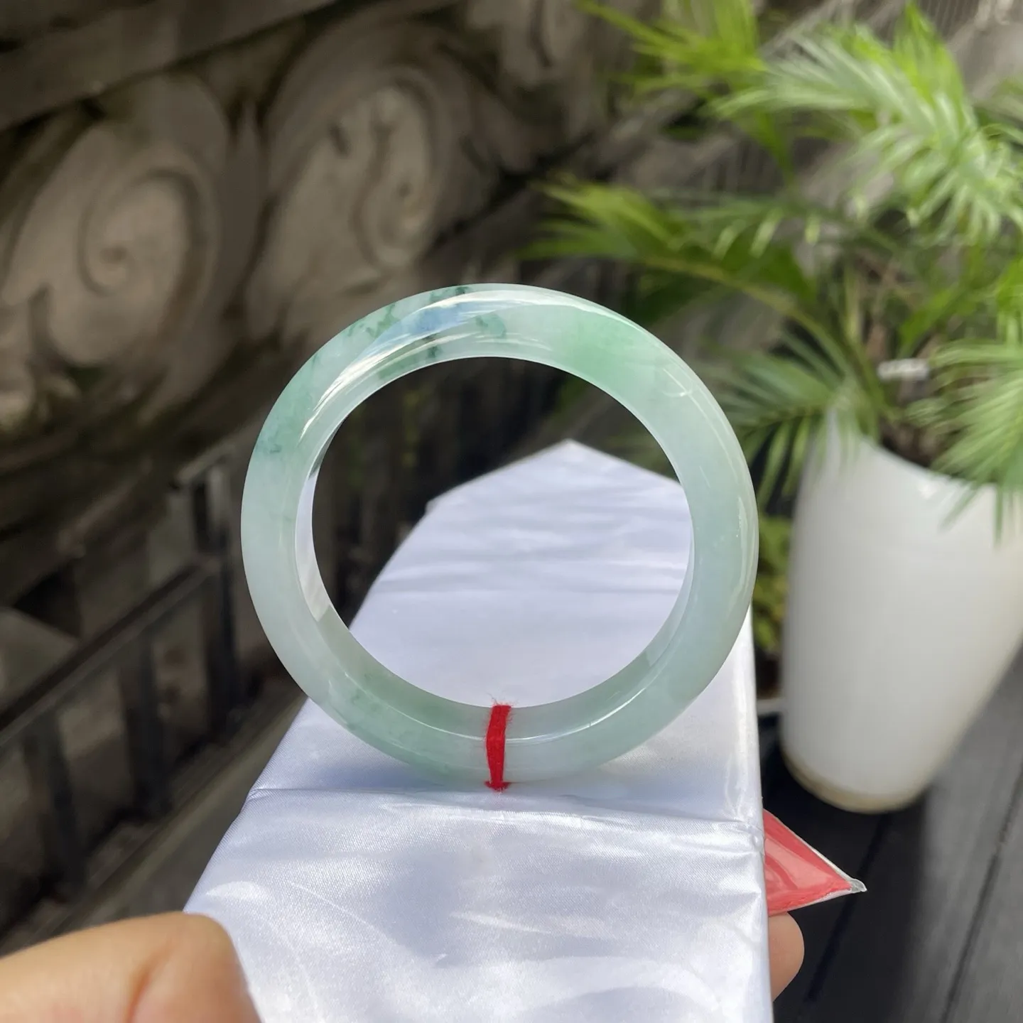 57圈口🥦
飘花，色泽如春日里初绽的新叶，清新的绿意中泛着莹润的光，似把江南的温婉都凝在了环间