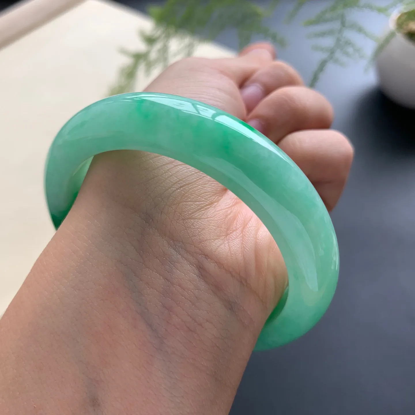 55圈口辣色正圈手镯 尺寸：55-12.5-8.8，无纹裂，细腻光滑，色辣靓丽