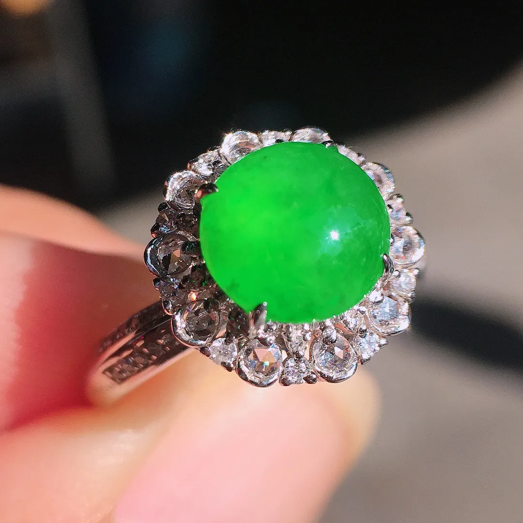 阳绿蛋面戒指，色泽均匀艳丽，玉质细腻，荧光感超
强，饱满圆润，尽显优雅气质，18k
金豪华镶嵌