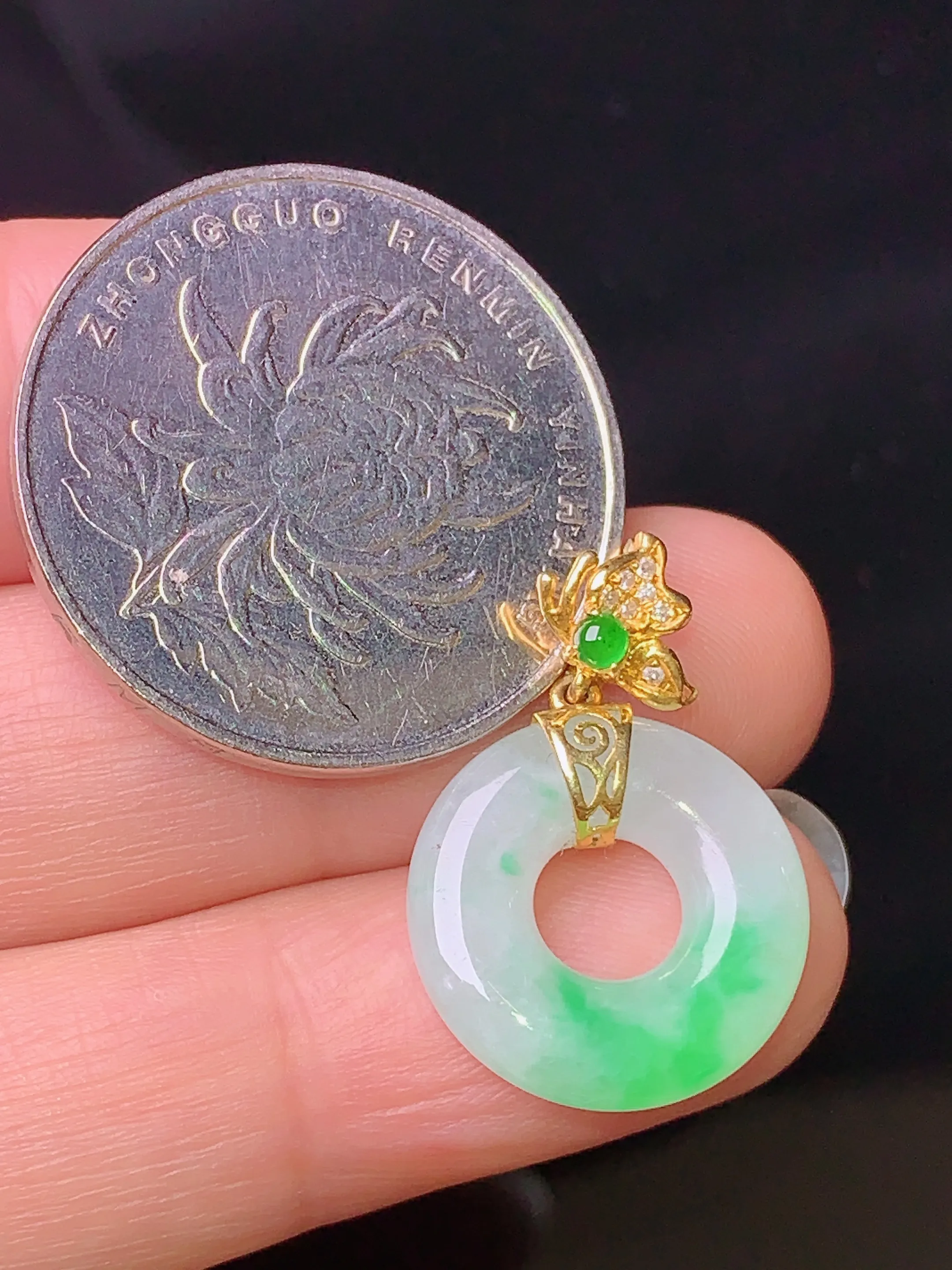 18k金钻镶嵌飘绿平安环吊坠 玉质细腻 色泽清新艳丽 整体尺寸23.2*15.5*3.8