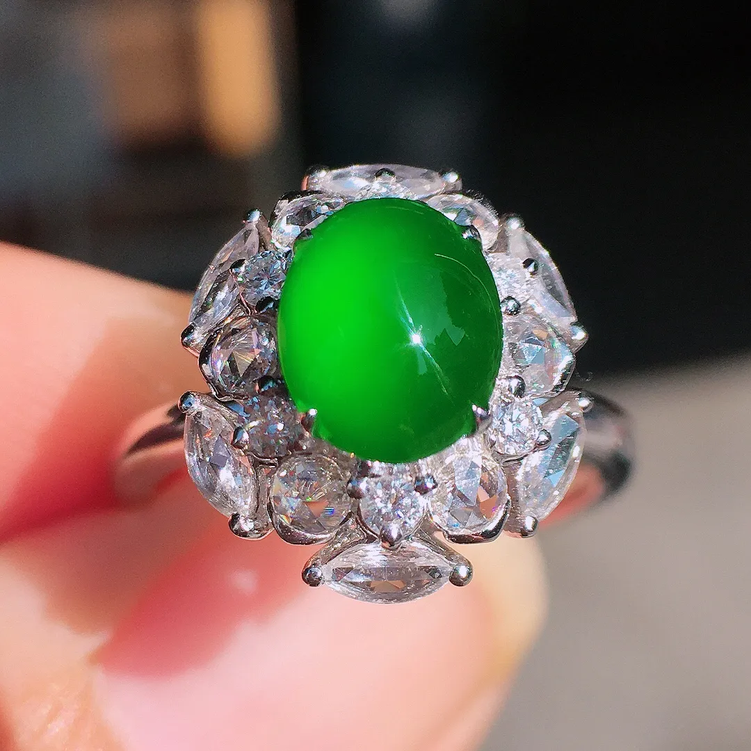 辣绿蛋面戒指，色泽均匀浓郁，玉质细腻，荧光感超
强，饱满圆润，尽显优雅气质，18k
金豪华镶嵌
