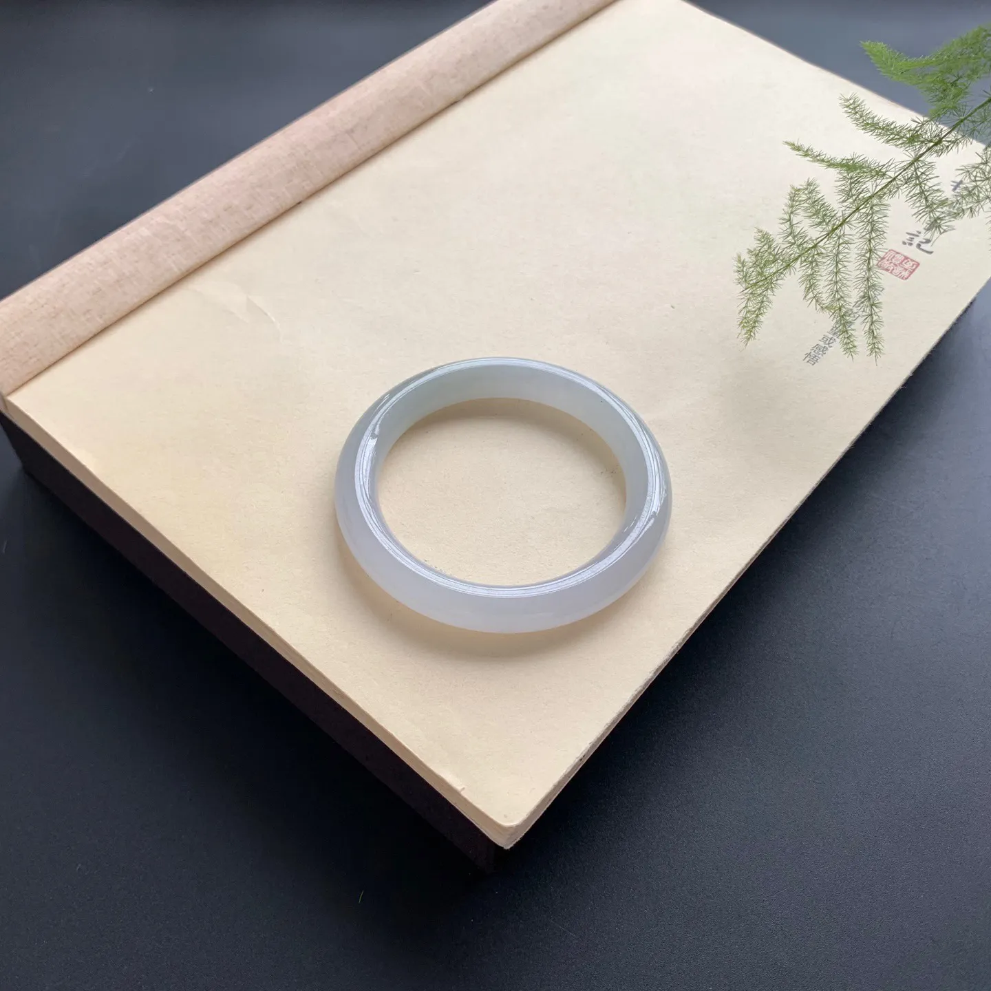 55圈口冰圆条手镯 尺寸：55-9.6，无纹裂，水润起胶，条形饱满