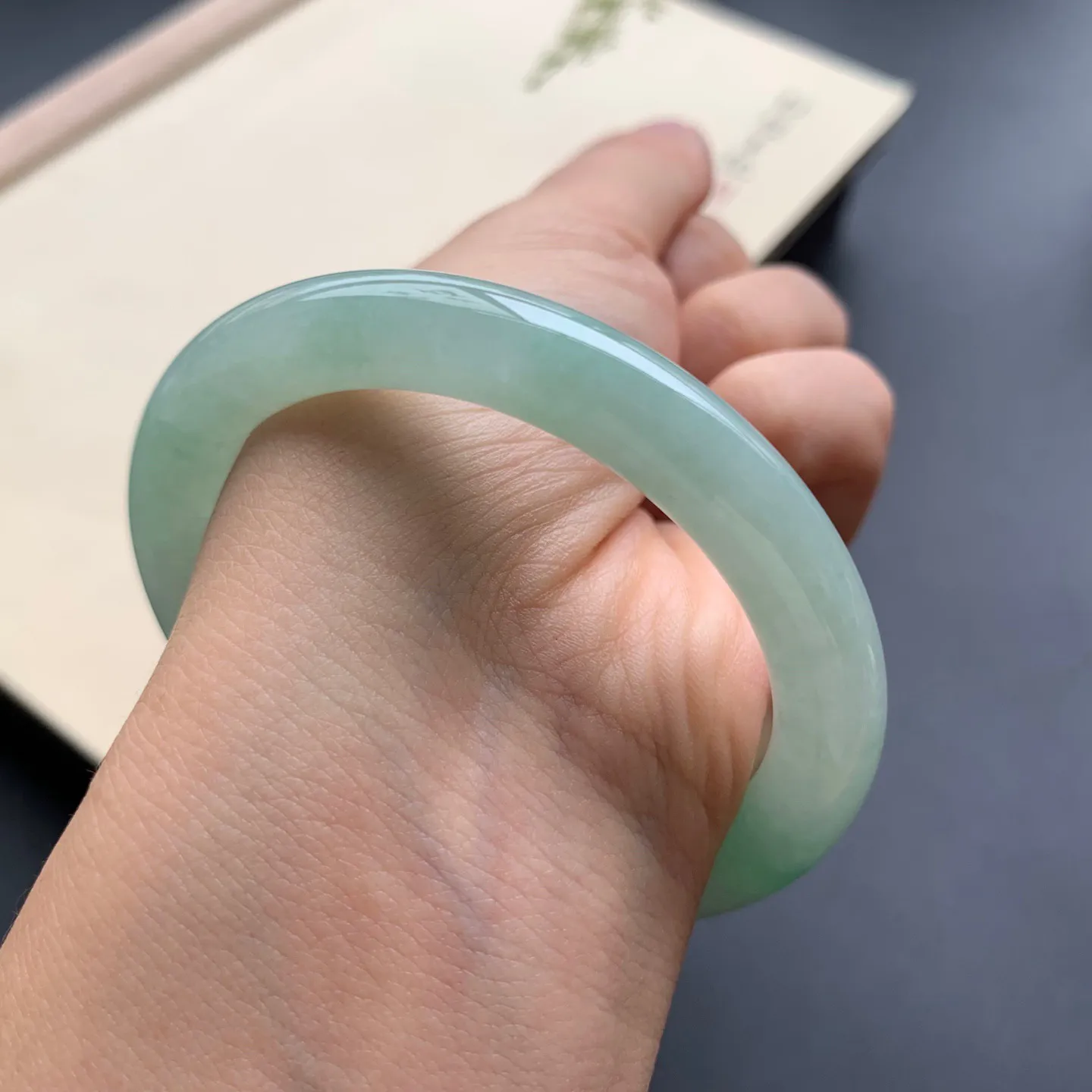 53圈口飘绿圆条手镯 尺寸：53-8.5，无纹裂，细腻光滑，色泽靓丽