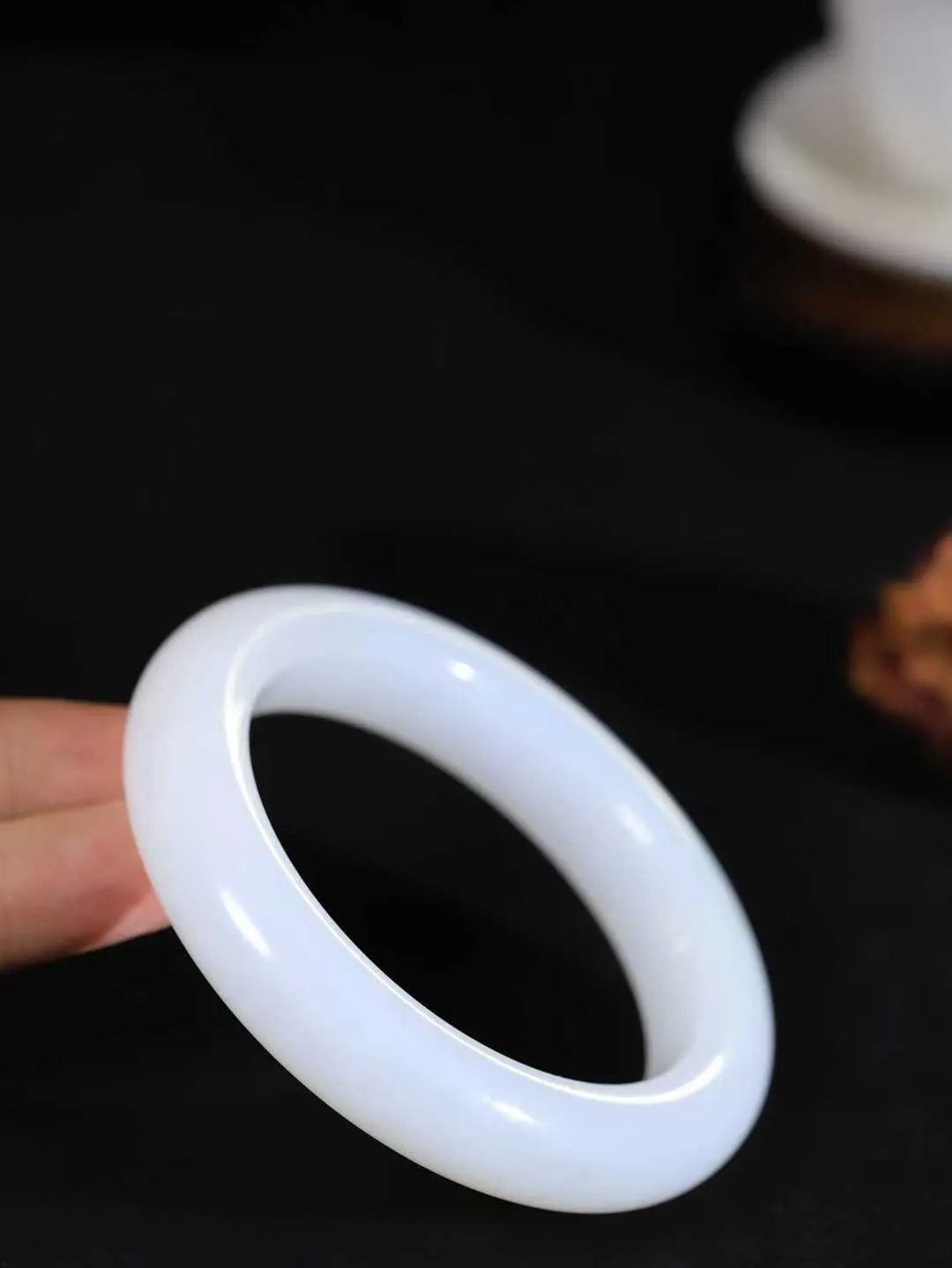 （一见倾心.手镯）

精品️和田玉白玉手镯，玉质温润细腻 油性十足 手感舒适，高华雅逸，线条流畅，简约大气，美自天成，素雅高贵。佩戴于腕间，婉约之美，举手投足间透出那低调奢华。重96.7克  尺寸61.5-14.7-11.7mm FDA79110426