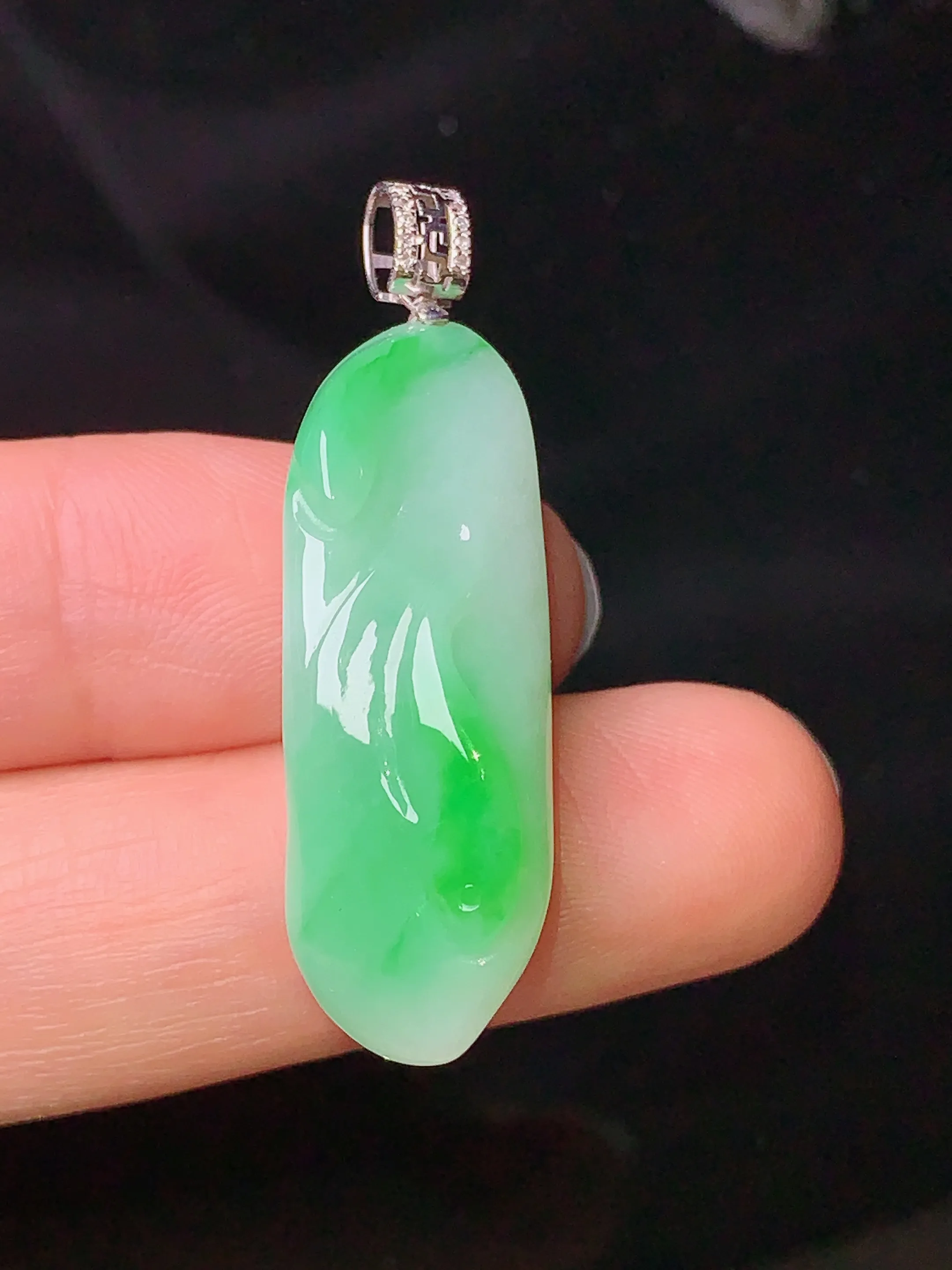 18k金钻镶嵌飘绿花蕾吊坠 玉质细腻 色泽清新艳丽 整体尺寸38.6*11.3*10.3