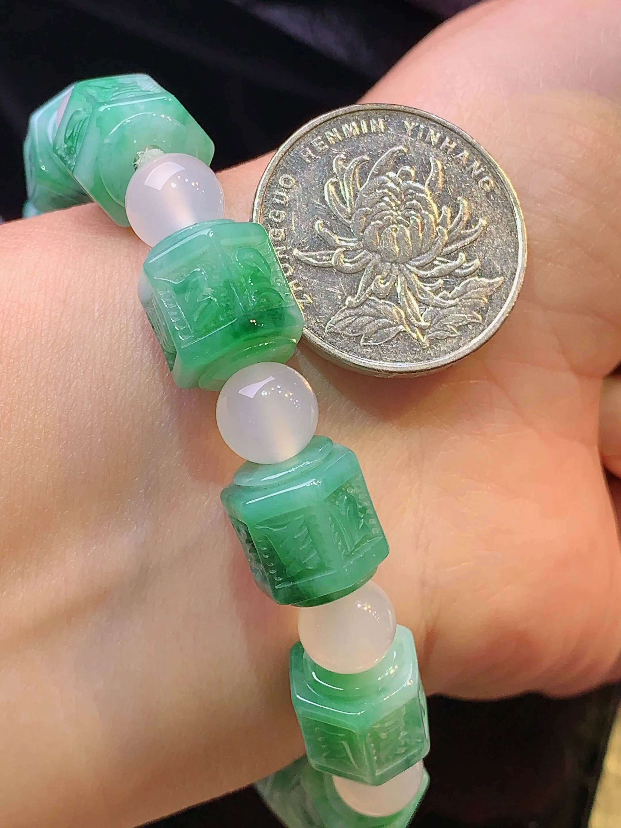 飘绿雕花路路通手链 玉质细腻 色泽清新艳丽 整体尺寸10.8*10.8*12