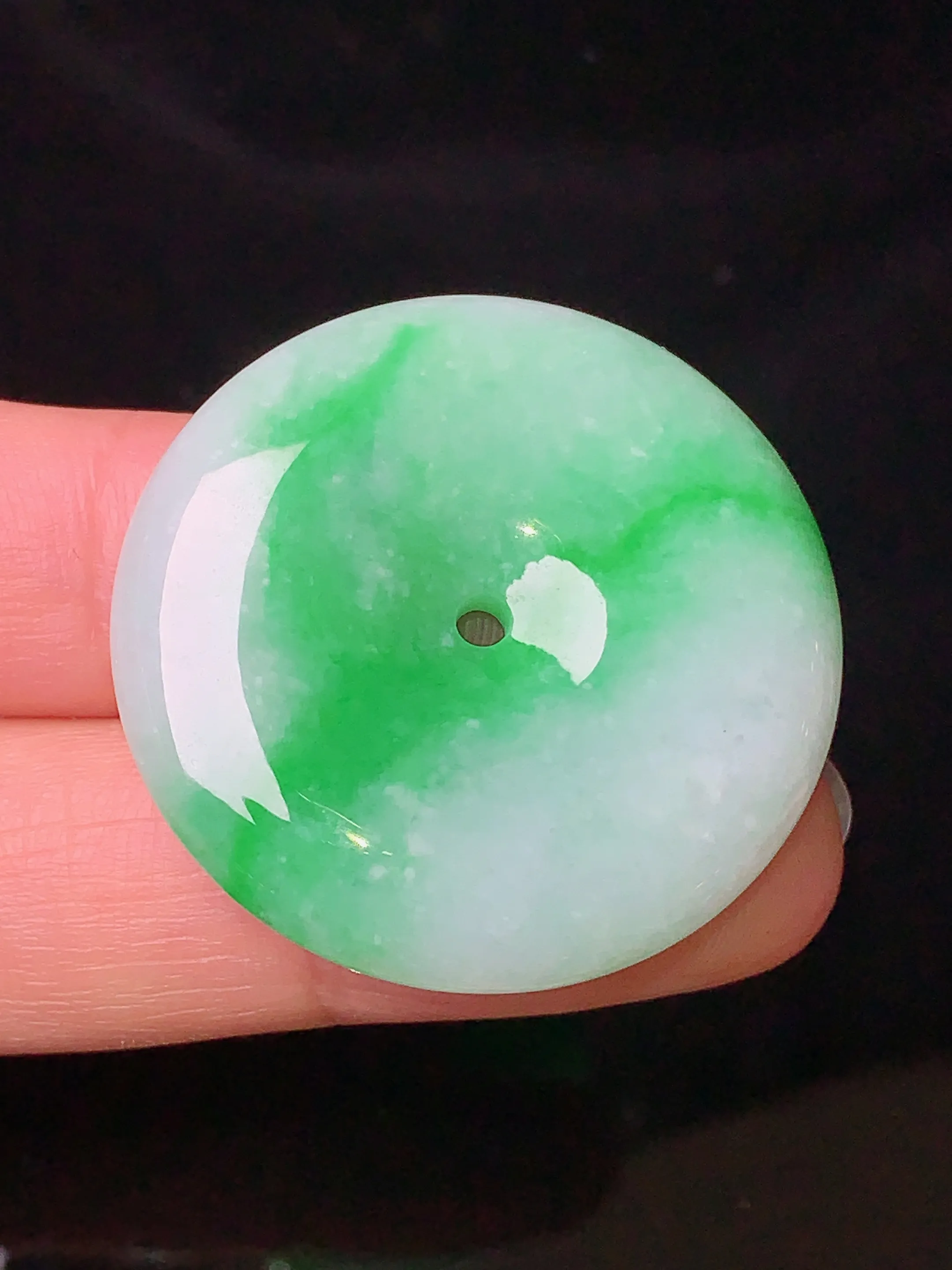 飘绿平安扣吊坠 玉质细腻 色泽清新艳丽 整体尺寸32*6.2