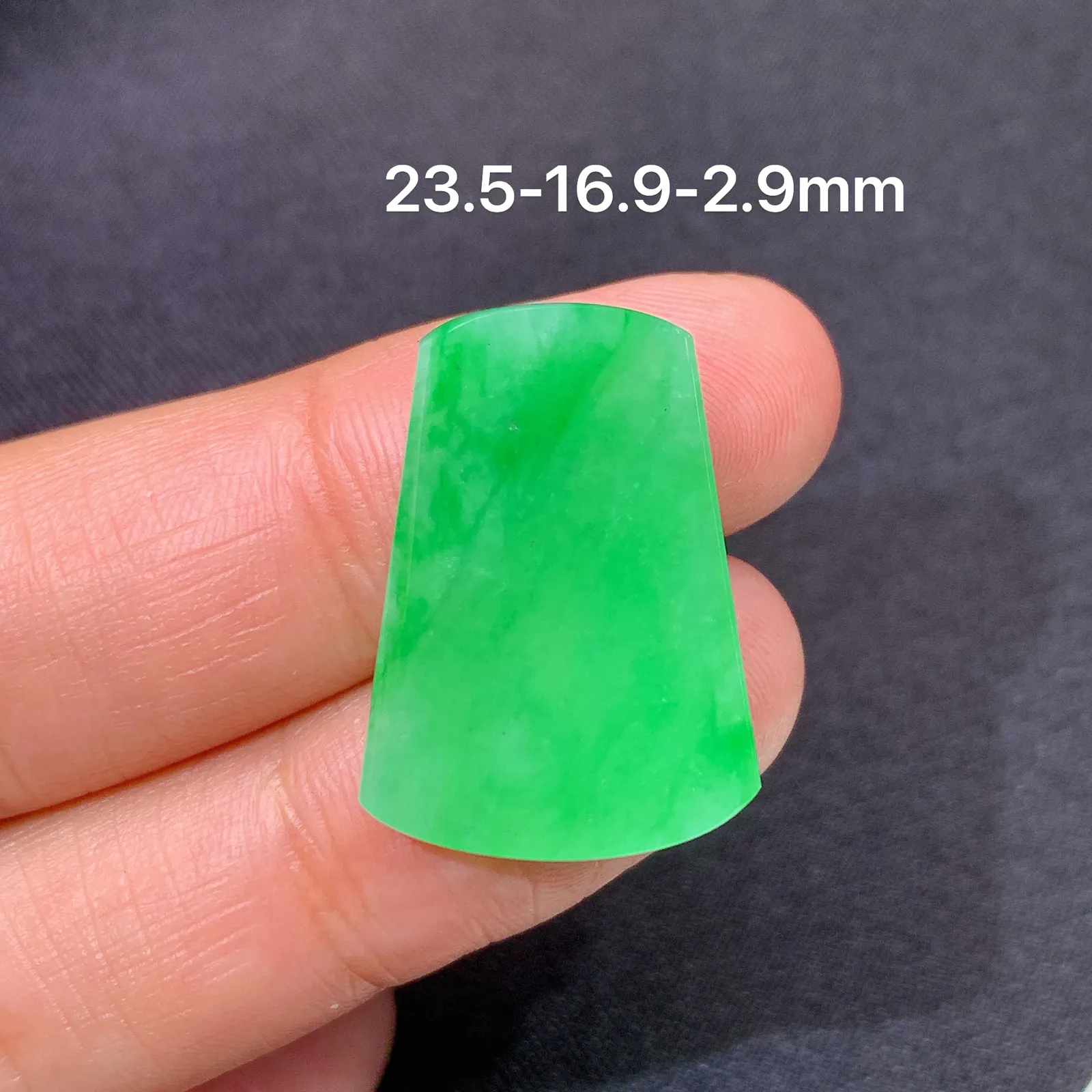 阳绿无事牌，冰润色阳，玉质细腻，种水足 尺寸23.5*16.9*2.9