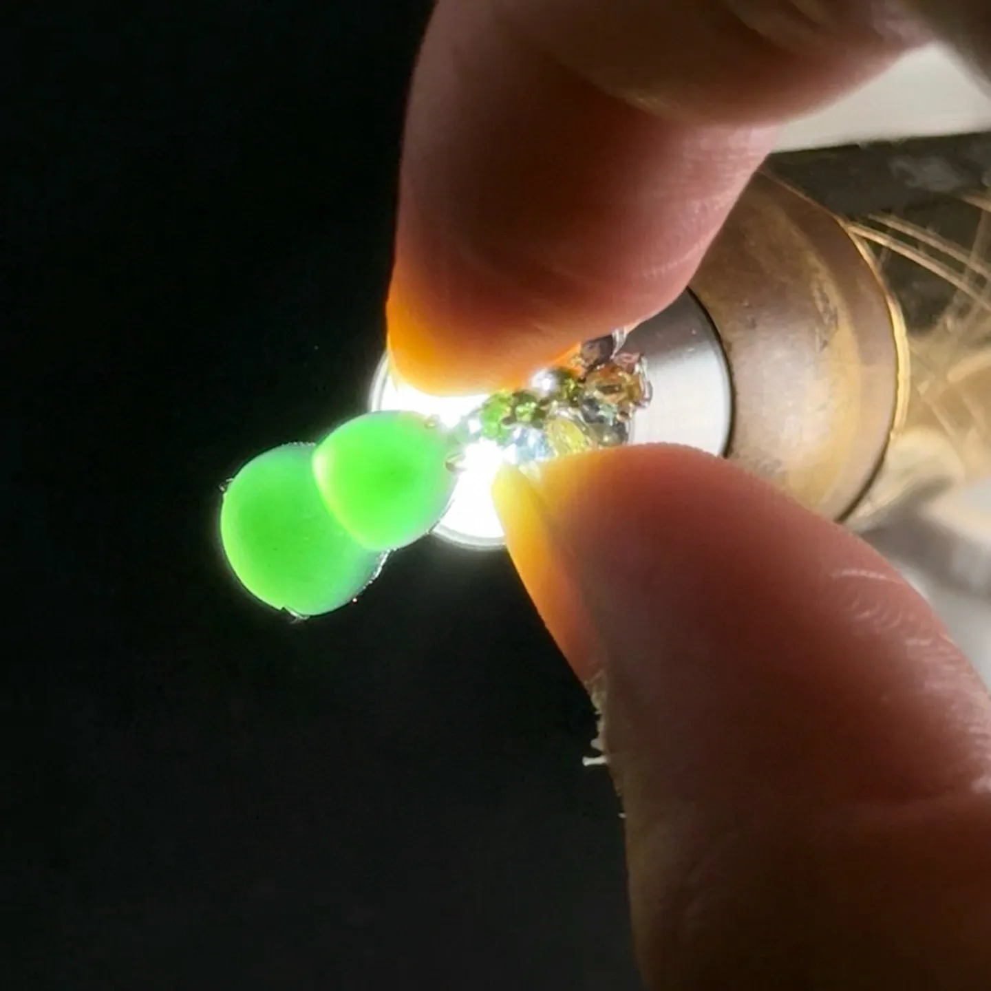 精品18k墨翠葫芦耳钉 种好色正 黑度极好 打灯通透 油性十足 尺寸20.9