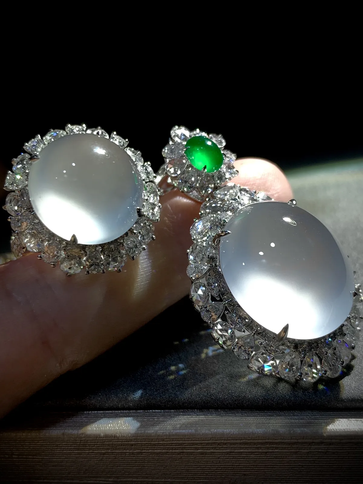 高品质翡翠白蛋面套装，
吊坠裸石约20-17.5-10mm，
整体41.2-23.6-15.8mm，