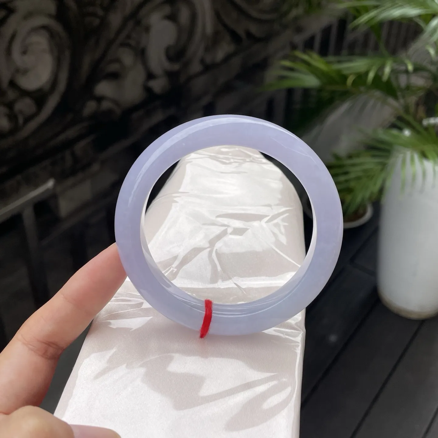 60+圈口
紫底，似将暮色时分天际那抹柔淡的紫，凝萃于玉石之中，莹润剔透