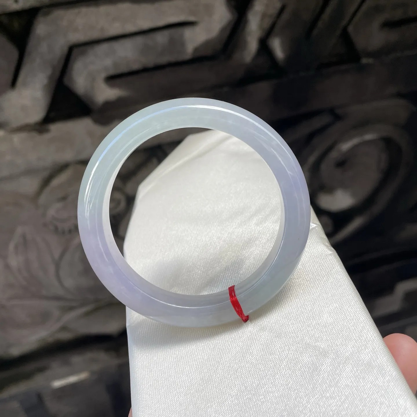 55圈口
春彩，似揉碎了晨曦的淡紫与云雾的浅白，在光下漾着朦胧又雅致的光晕